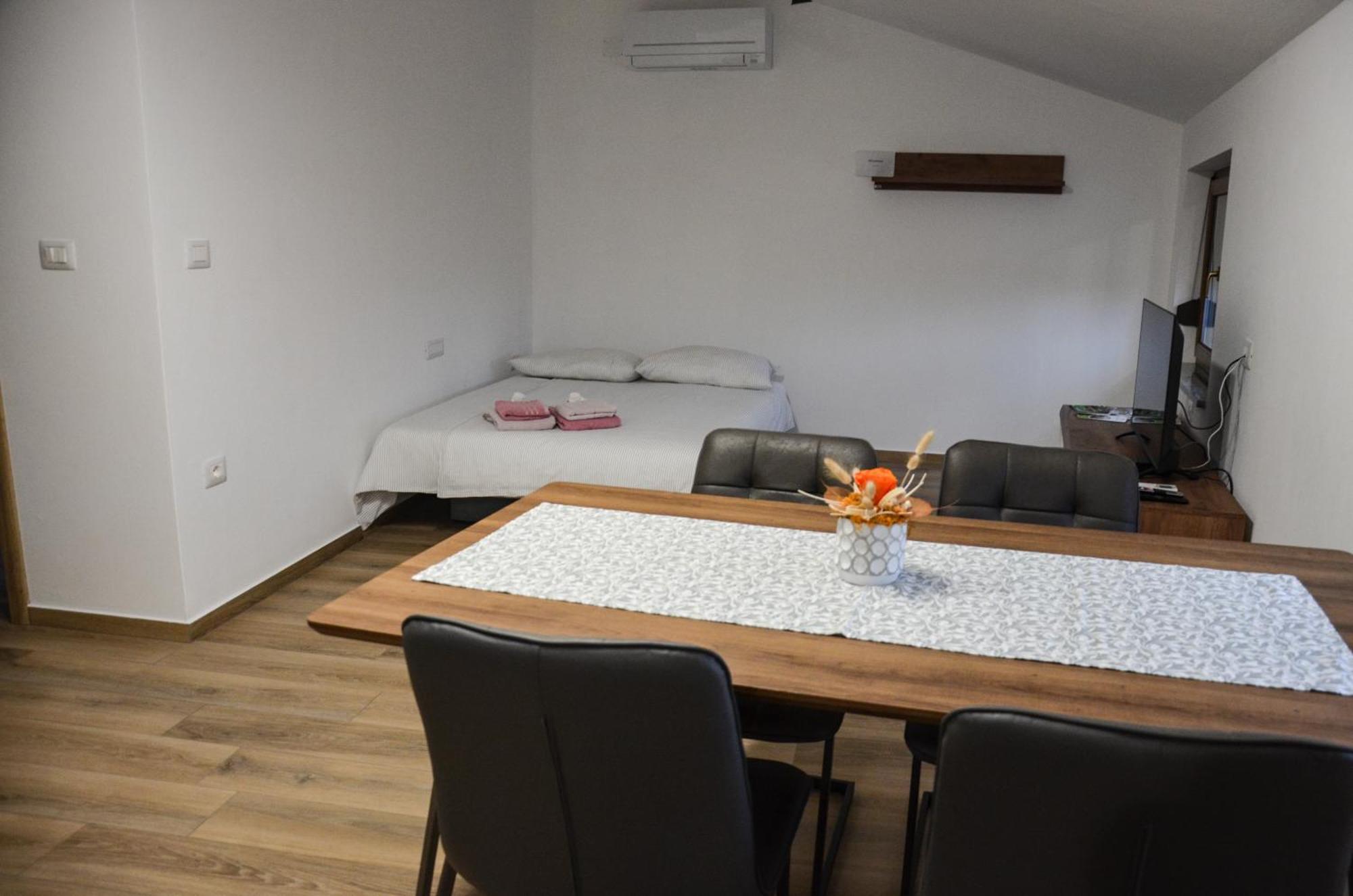 Crnice Apartmaji Tanto Malovse מראה חיצוני תמונה